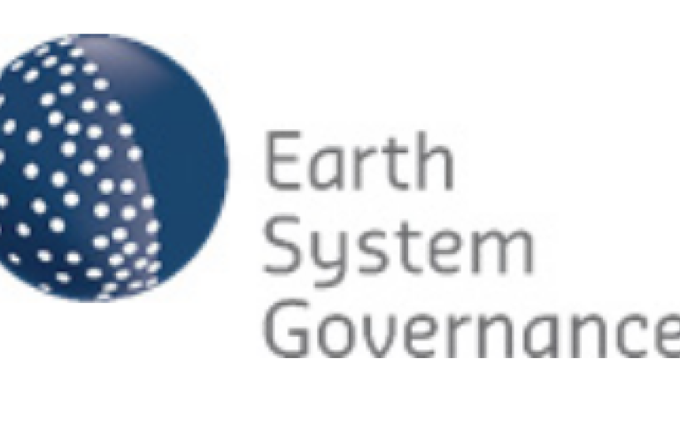Blå cirkel. Text: Earth System Governance. Logotype. 