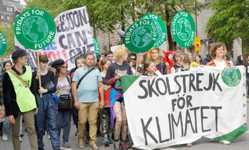 Ungdomar som demonstrerar för klimatet
